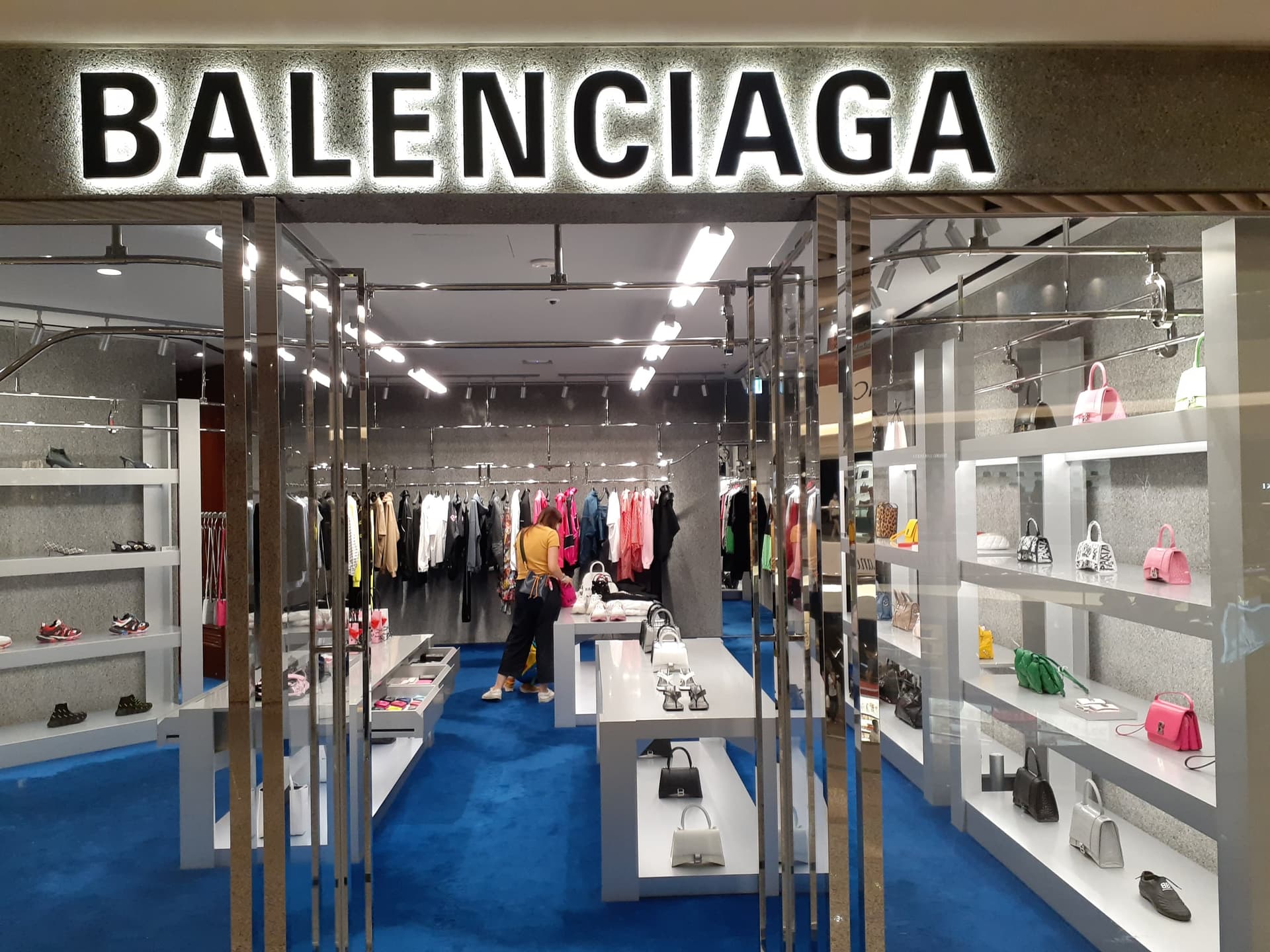 Balenciaga wycofuje skandaliczną kampanię reklamową z dziećmi trzymającymi pluszaki w stylizacji BDSM