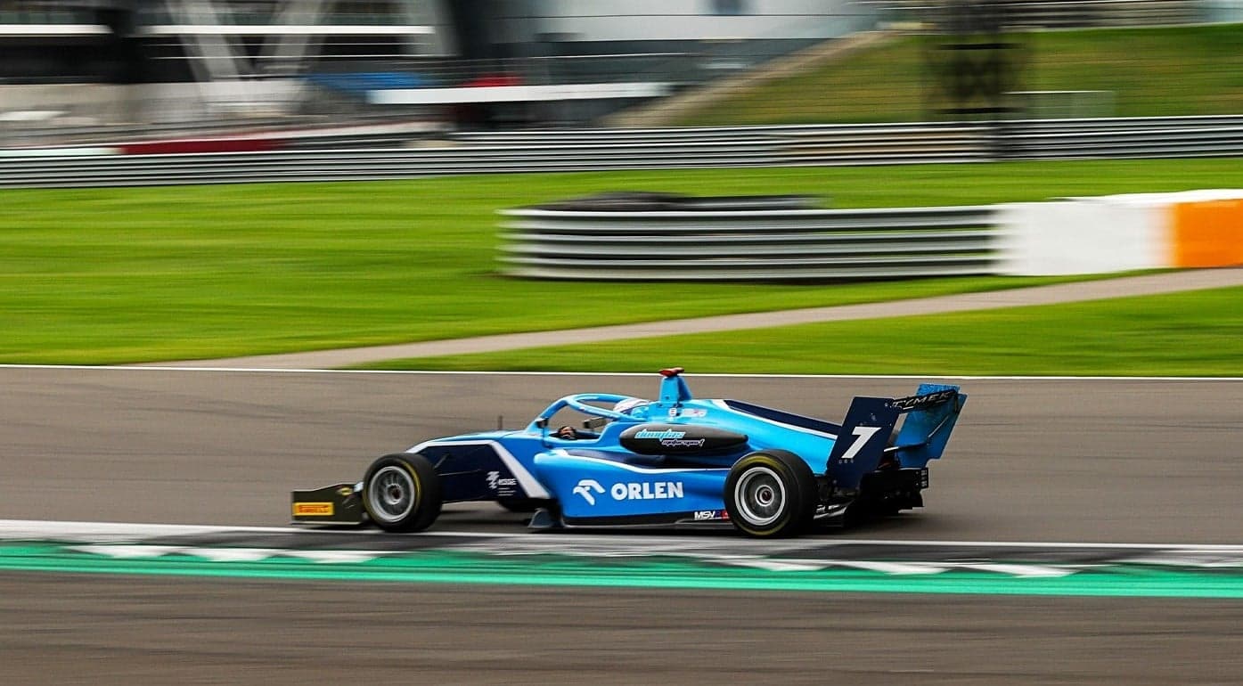 Tymek Kucharczyk zdobywa podium i prezentuje świetne tempo po powrocie GB3 na Silverstone
