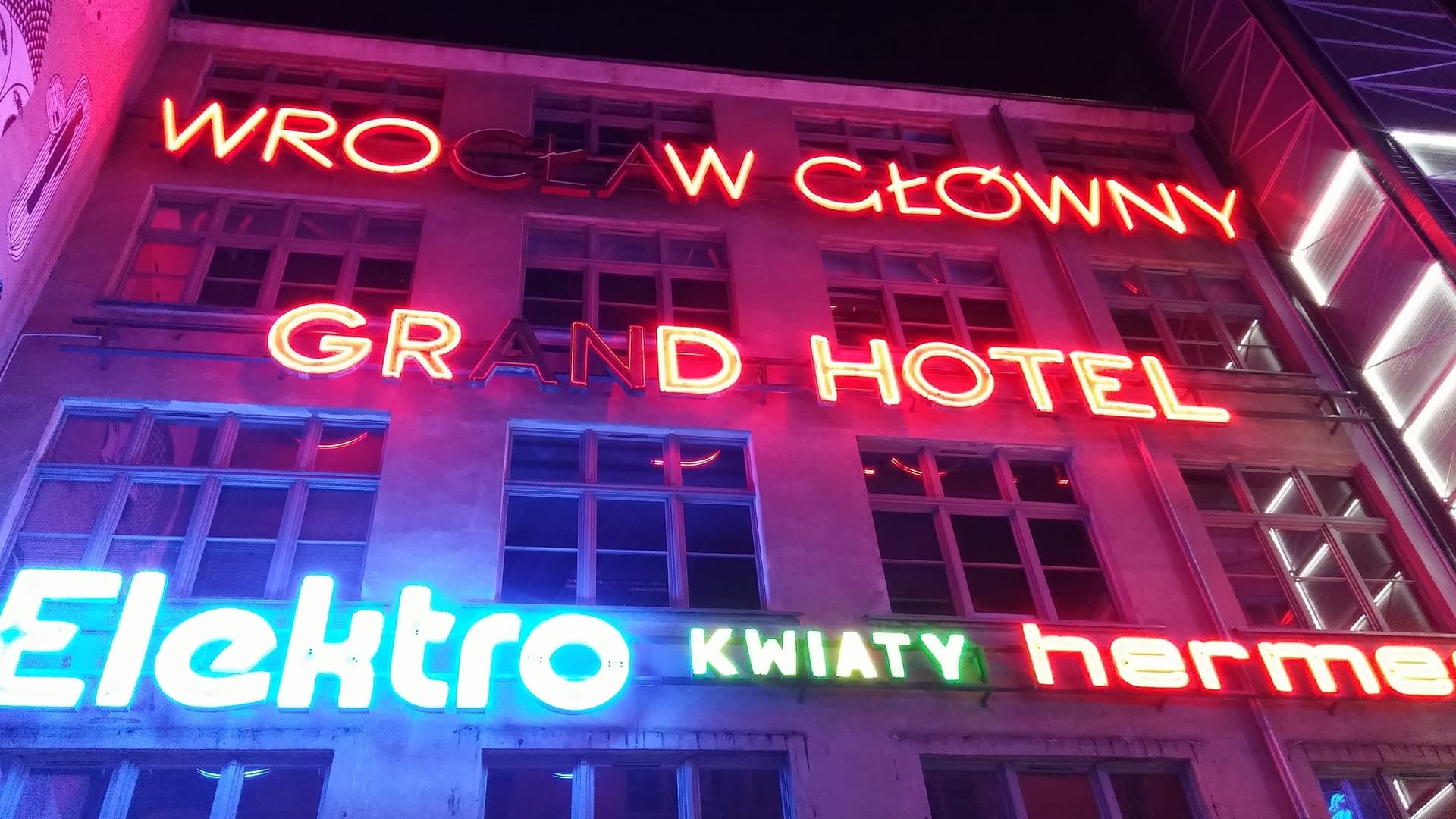 Wrocław straci jedną ze swoich atrakcji? Galeria neonów na Ruskiej – komentarz Janusza Życzkowskiego