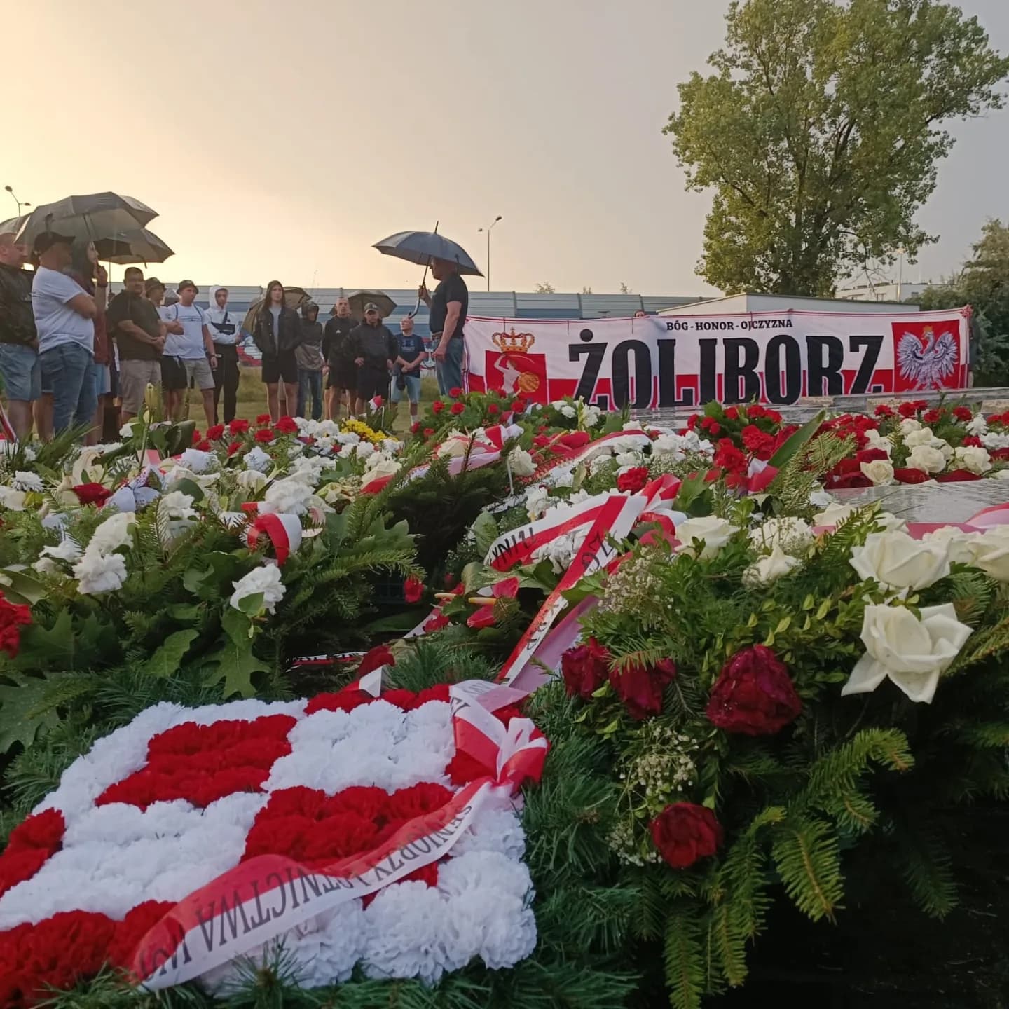 Kibice Legii Warszawa upominają się o pamięć ofiar Rzezi Wołyńskiej. Wieniec i znicze przy Pomniku Rzezi Wołyńskiej