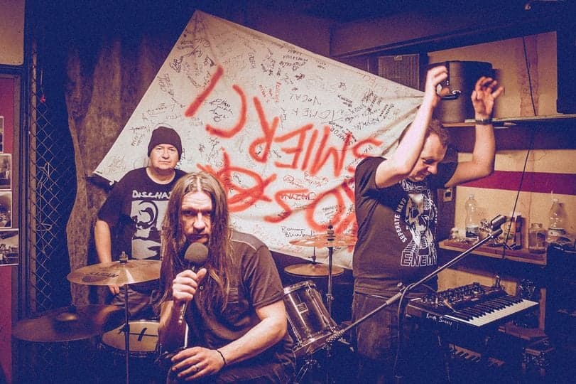 Kosa Śmierci ze znakomitym albumem „Całe miasto śpi”. To kandydat do najlepszej płyty punk w roku 2024 – T. Wybranowski