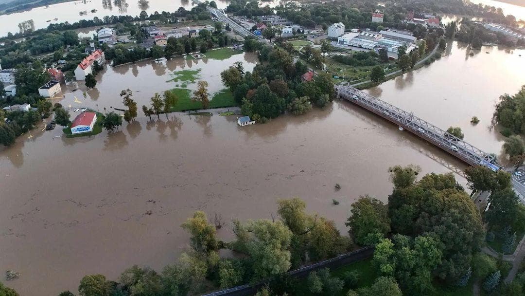 Burmistrz Lewina Brzeskiego: woda opada, ale duża część miasta jest nadal pod wodą