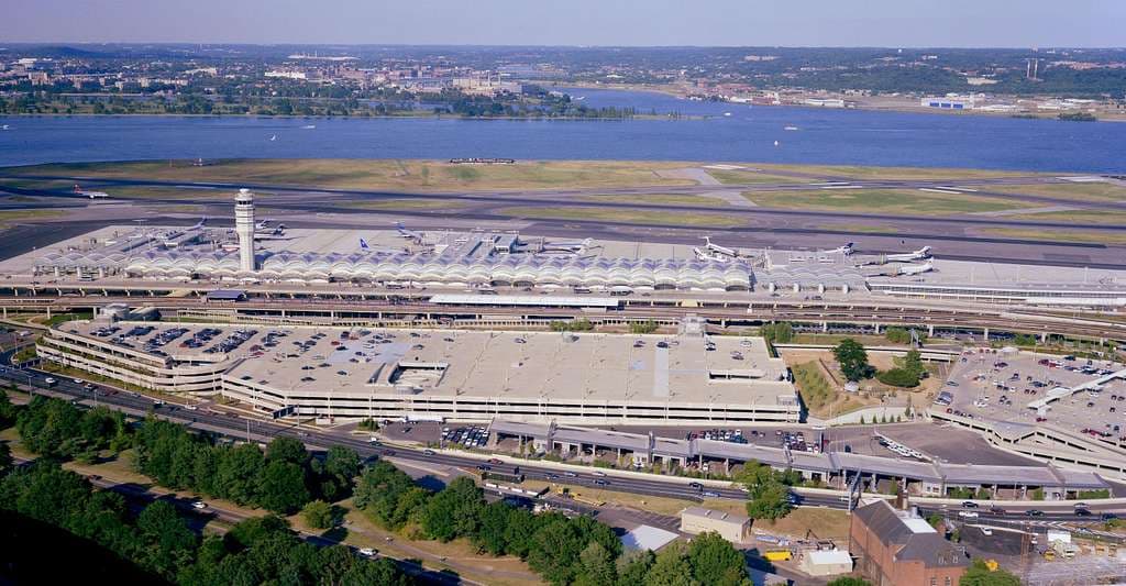 Katastrofa lotnicza w Waszyngtonie. Janusz Janiszewski: okolice lotniska im. Reagana to trudny teren dla pilotów