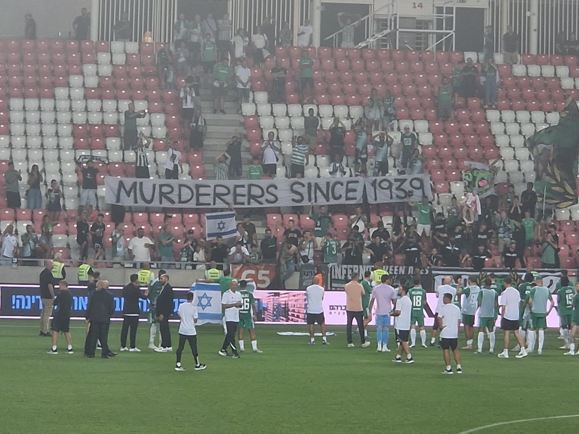 Wojna na transparenty między kibicami z Polski i Izraela. Mariusz Rajek: UEFA po raz kolejny pokazuje swoją bezradność
