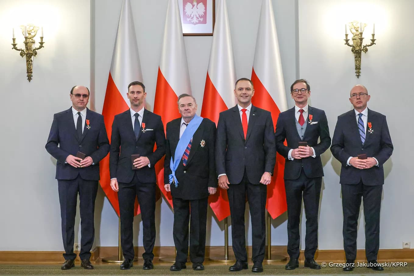 Prezydent wręczył odznaczenia państwowe. Wśród wyróżnionych Łysiak, Uznański-Wiśniewski i Babiarz