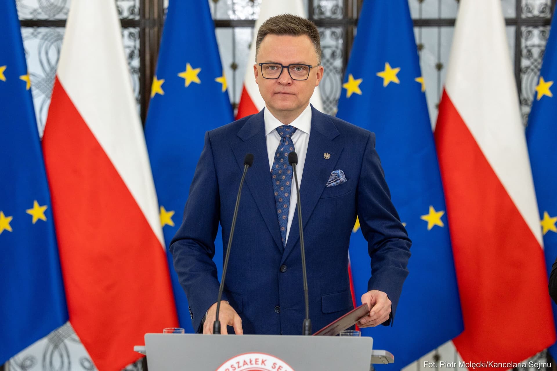 „Łudził się, że Tusk go nie dojedzie”? CBA zabezpiecza podpisy Hołowni, w tle afera Collegium Humanum