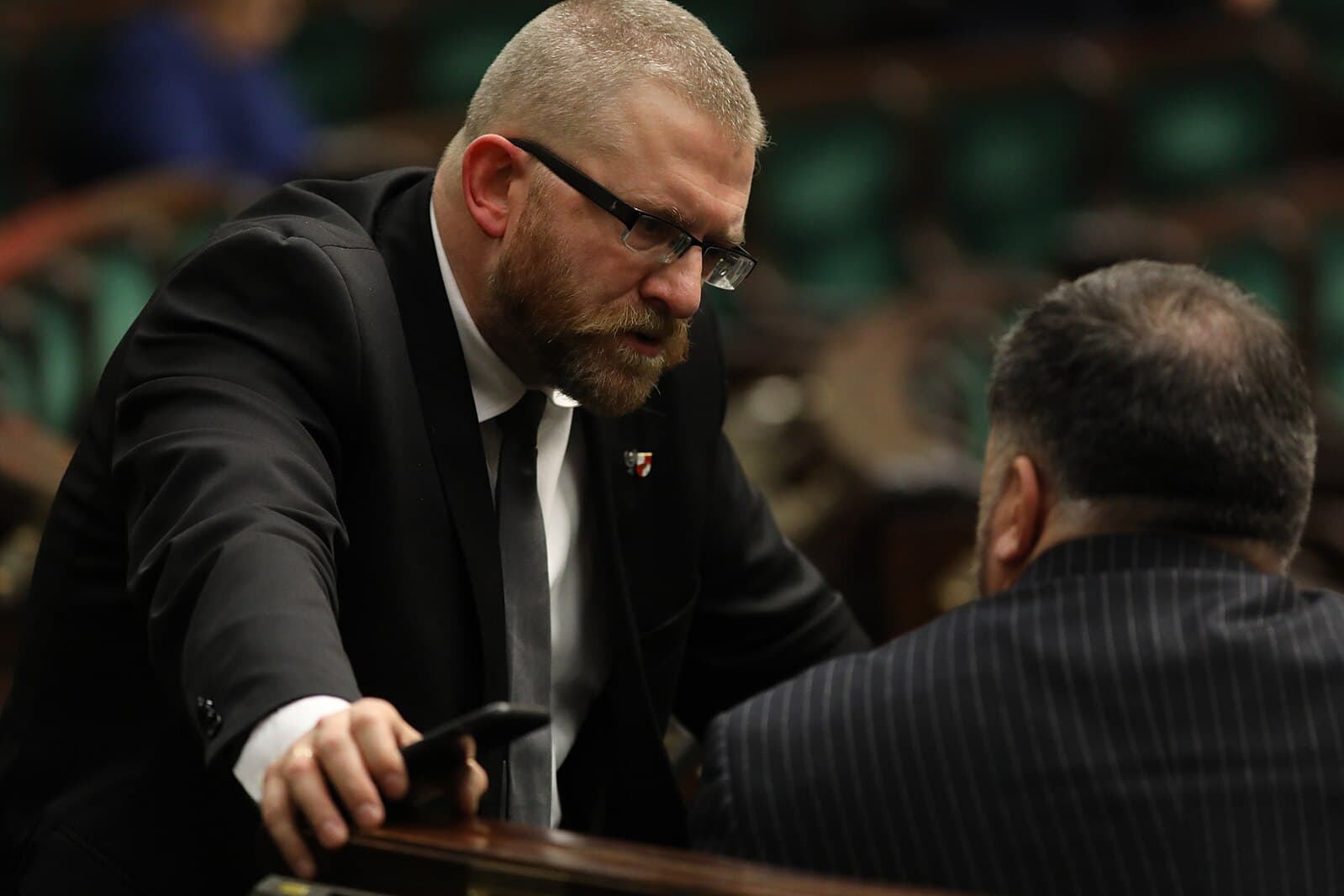 Grzegorz Braun największym wygranym? Ekspert wskazuje zaskakującego beneficjenta kryzysów