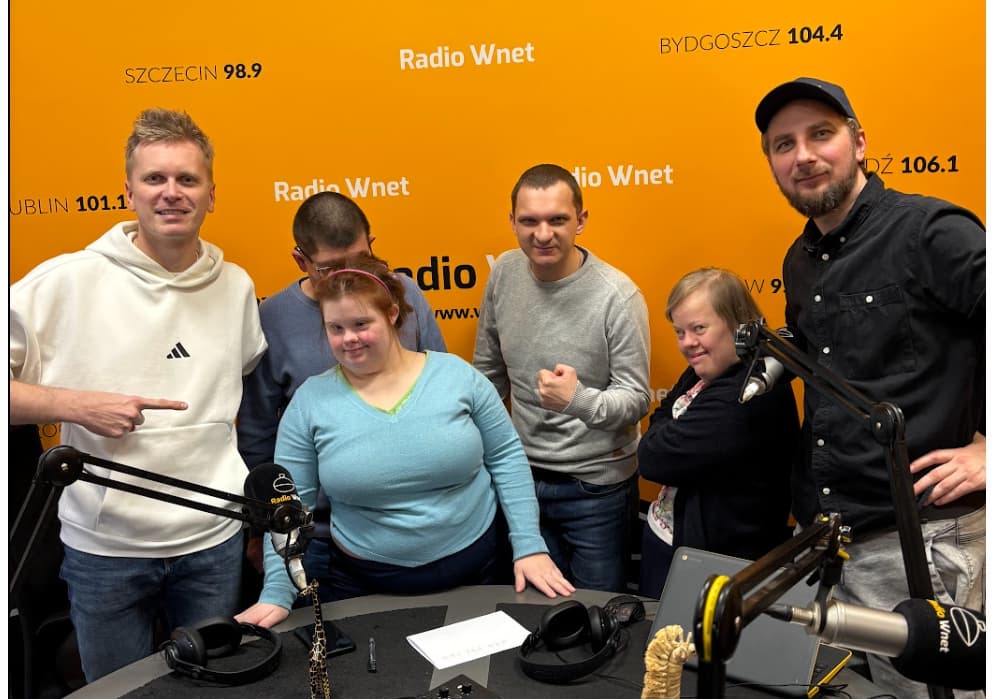 Radio Aktywni w dzikie wino zaplątani wspólnie z Arturem Gotzem.