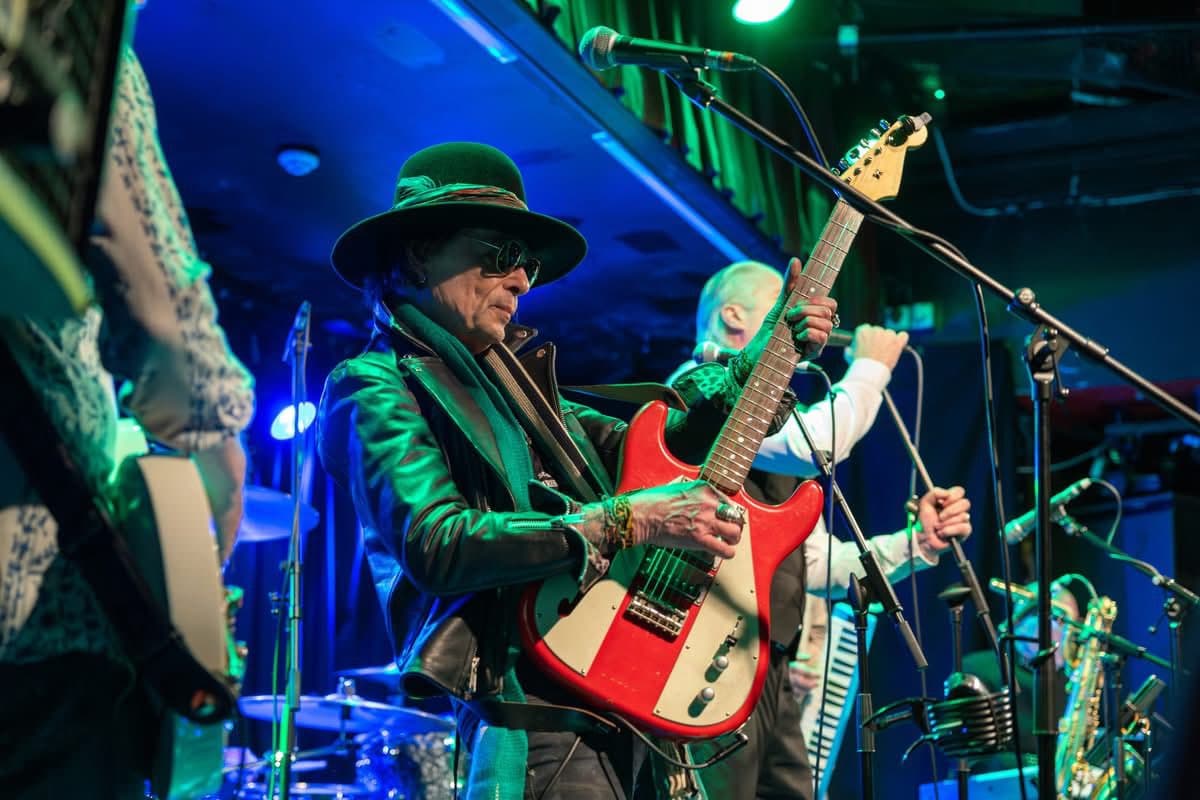 Legendarny gitarzysta Earl Slick wspomina Davida Bowie. Od Brytyjskiej Inwazji do rockowych „szczęśliwych przypadków” i czterech twarzy Davida