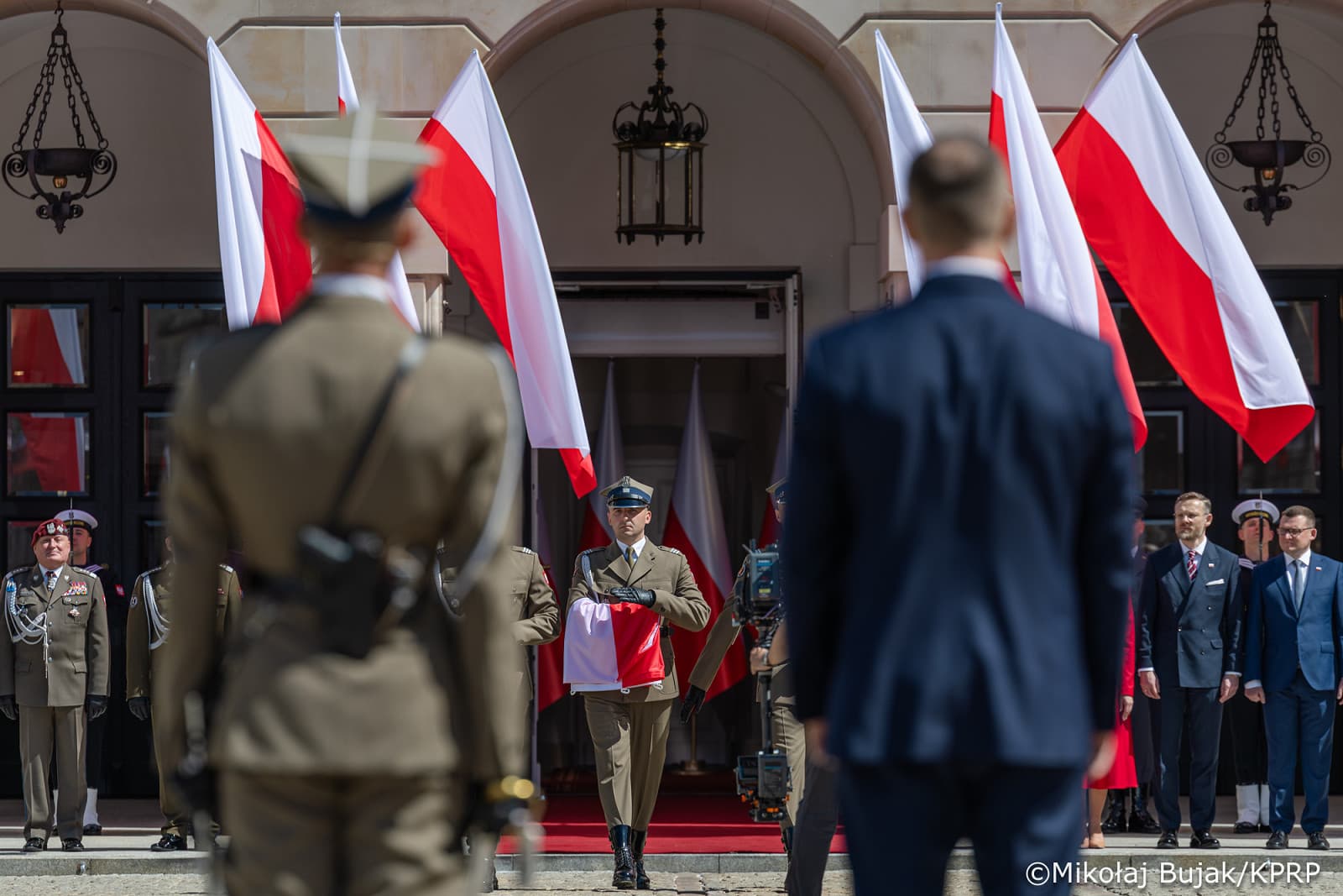 Dzień Flagi. Prezydent: biało-czerwone z Pałacu Prezydenckiego trafiły do szkół