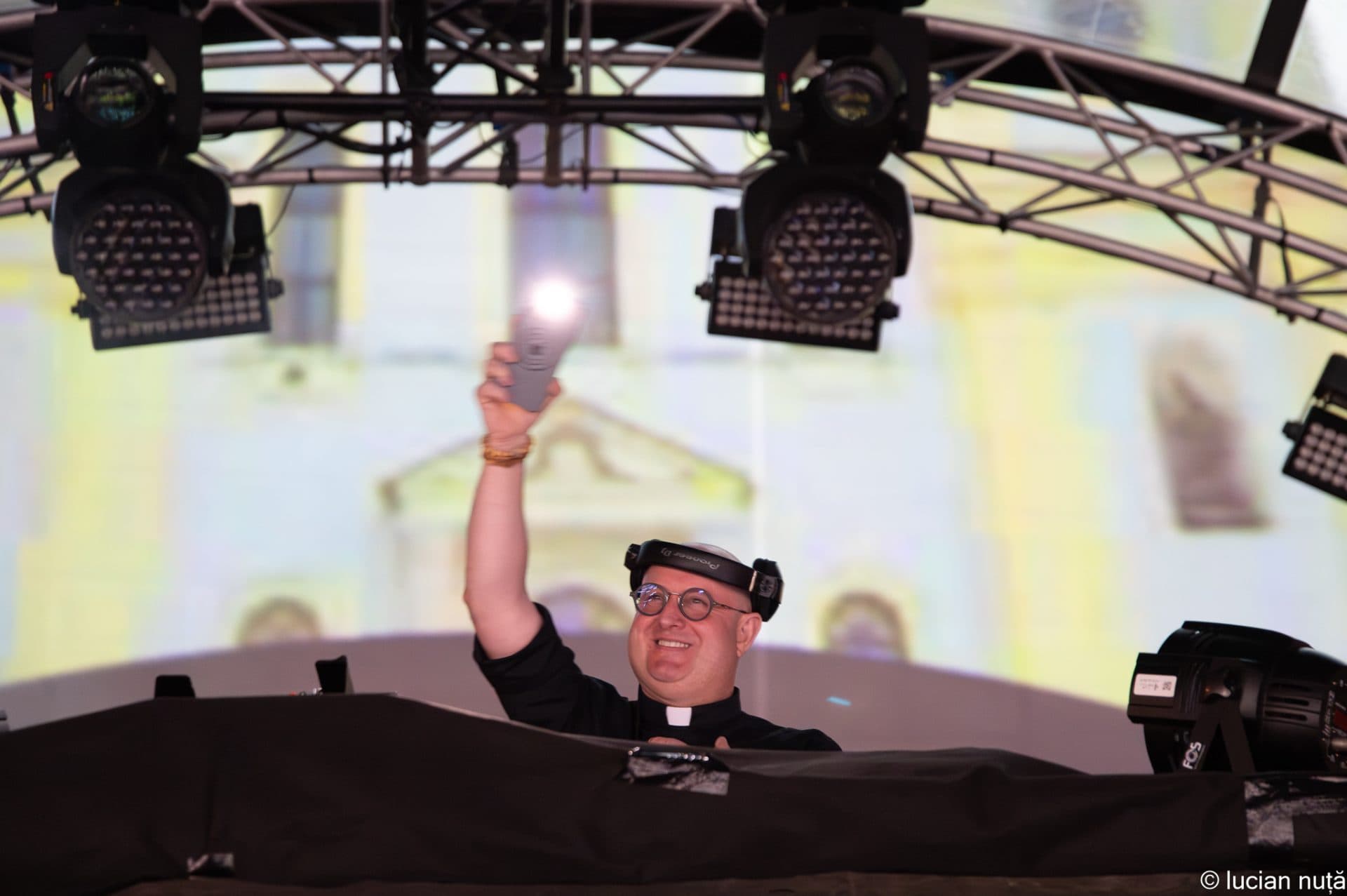 Przewodniczący Episkopatu Polski słucha ks. DJ Padre Guilherme