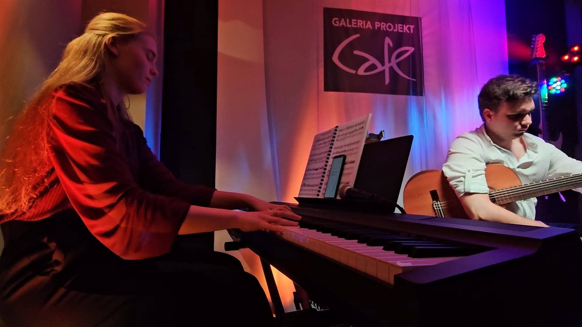Muzyczna podróż do Hiszpanii. Debiutanckie albumy Julii Kalinowskiej i Szymona Soliwody