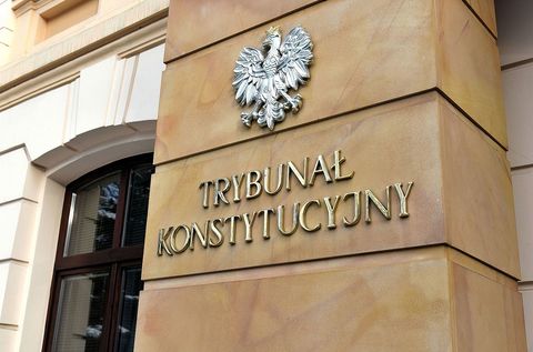 Trybunał Konstytucyjny, wejście. Autor: Adrian Grycu, wikipedia, domena publiczna