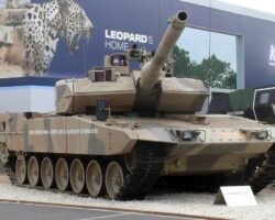 Leopard 2A7 podczas targów przemysłu zbrojeniowego Eurosatory (2010) Fot. AMB Brescia (CC-BY-2.0) - Wikimedia Commons