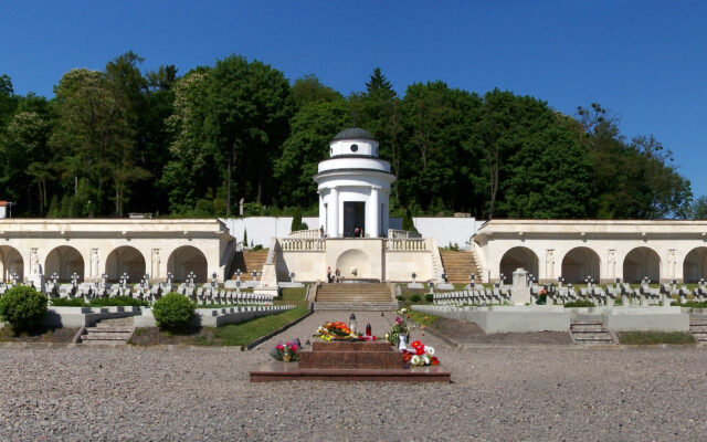 Cmentarz Orląt Lwowskich przy Cmentarzu Łyczakowskim we Lwowie. Fot. Lestat (Jan Mehlich) (CC BY-SA 3.0), Wikipedia