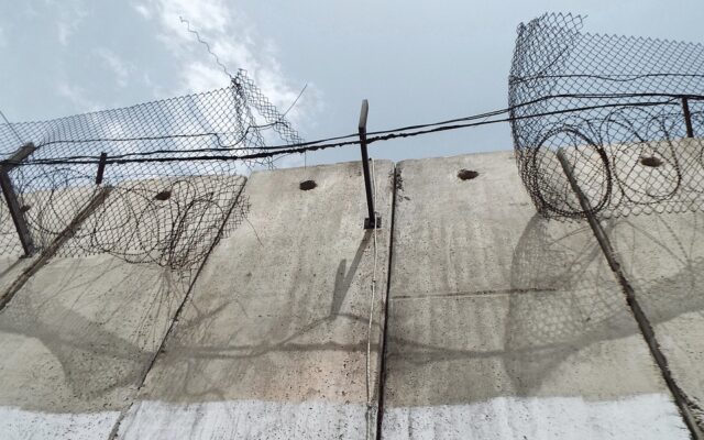 Mur pomiędzy Palestyną a Izraelem/ autor: smnphotographyart, CC0 Creative Commons