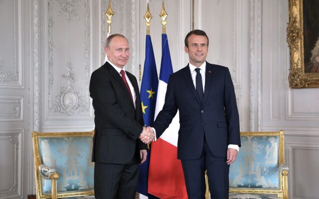 Vladimir_Putin_and_Emmanuel_Macron_(2017-05-29)_04