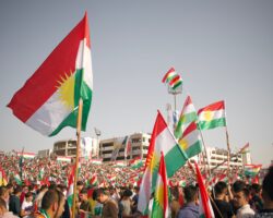 Wiec niepodległości kurdyjskiej w Franso Hariri Stadiu, Erbil, Region Kurdystanu w Iraku. Fot. Levi Clancy (CC BY-SA 4.0), Wikimedia Commons