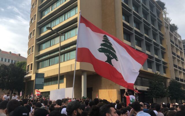Studenci dołączyli do protestów organizując demonstracje w wielu miastach Libanu. Fot.: Wikimedia Commons/Shahen books/CC BY-SA 4.0