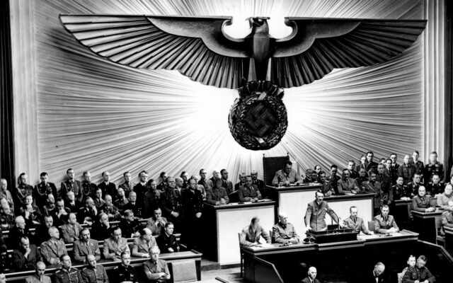 Hitler w trakcie przemówienia / Domena publiczna