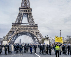 Protest, Paryż, Francja / Fot. Norbu Gyachung, WIkimedia Commons (CC BY-SA 4.0)