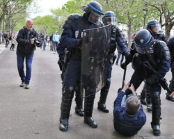 Policja i protestujący / Fot. Picqel / CC0