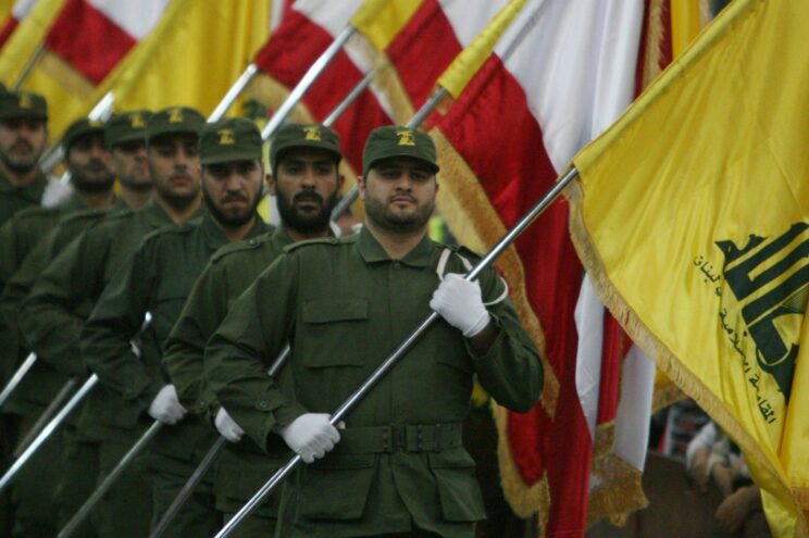 Odziały Hezbollahu z flagami