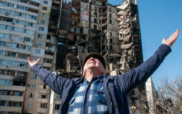 Mężczyzna przed zrujnowanym domem w Charkowie. 24 marca 2022 r. | Fot. Andrei Marienko/Unian