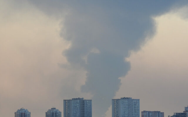 Dym nad Kijowem po rosyjskim ostrzale | Fot. UNIAN