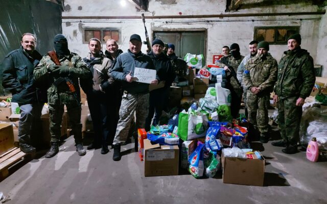 Żołnierze ukraińscy dziękują za dary, które będą przekazywać potrzebującym w Kijowie. |Fot. P. Bobołowicz