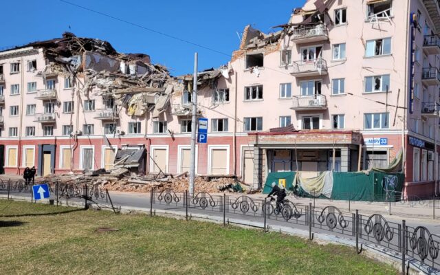 Zniszczony przez Rosjan blok mieszkalny w Czernihowie / Fot. Dmytro Antoniuk, Radio Wnet