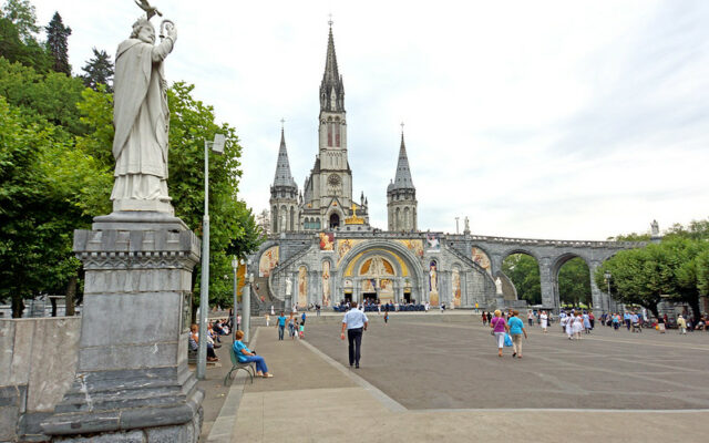 Bazylika w Lourdes, Francja fot.: "France-001994 - Sanctuary of Our Lady of Lourdes" by archer10 (Dennis) is licensed under CC BY-SA 2.0.