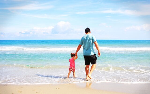 Ojciec z córką na plaży/ Fot. CC BY 4.0