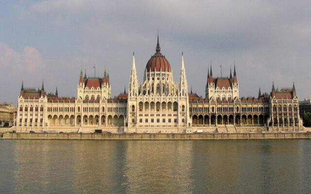 Parlament węgierski. Fot. Dirk Beyer, CC BY-SA 3.0 Wikimedia Commons