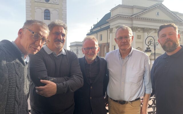 (od lewej) Konrad Mędrzecki, Jerzy Miziołek, Andrzej Mastalerz, Bogusław Szostkiewicz, Cyprian Wieczorkowski na balkonie siedziby Radio Wnet | fot. Ksenia Parmańczuk