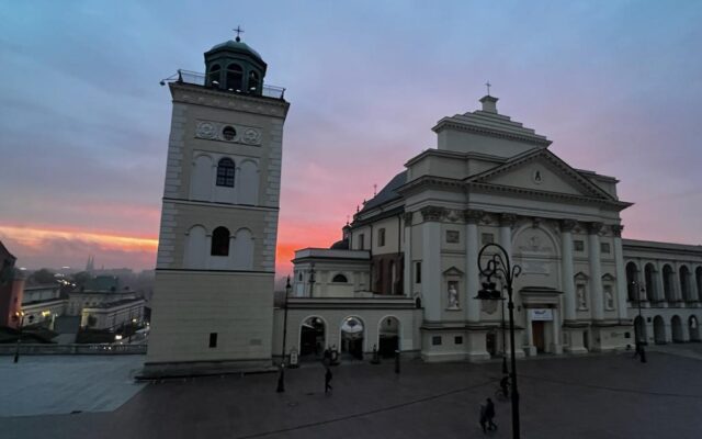 Kościół św. Anny w Warszawie, poranek 24 października 2022 r./ Fot. Krzysztof Skowroński