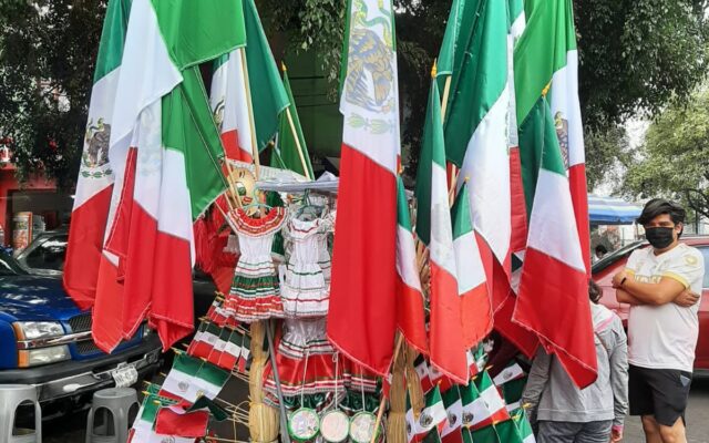 Stoisko sprzedaży flag wspierających meksykańską drużynę narodową | fot. Irazu Velez