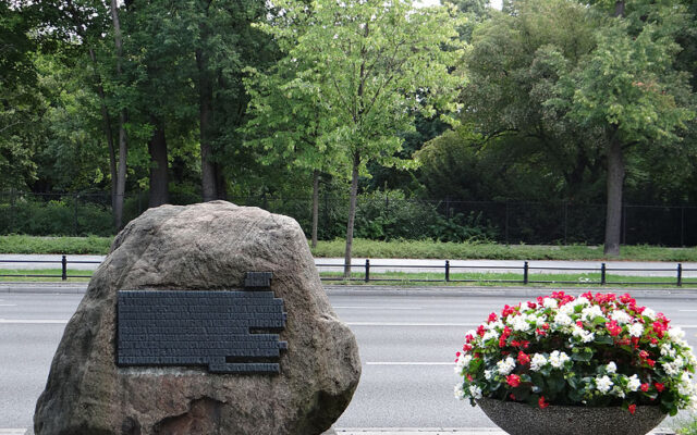 Pomnikowy głaz z tablicą pamiątkową wskazuje miejsce dokonania udanego zamachu na kata Warszawy, gen. SS i policji Franza Kutscherę / Fot. Jolanta Dyr, Wikimedia Commons