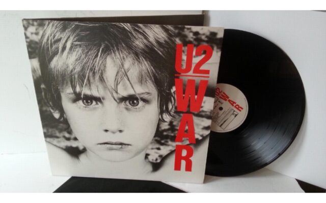 „War” był pierwszym albumem U2, który otrzymał złoty certyfikat sprzedaży w Stanach Zjednoczonych. Kwartetowi z Dublina udało się zbić ze szczytu brytyjskiej listy przebojów Michaela Jacksona i jego kultowy album „Thriller”. U2 wchodzili na szczyt dostępny tylko dla prawdziwych herosów rocka.