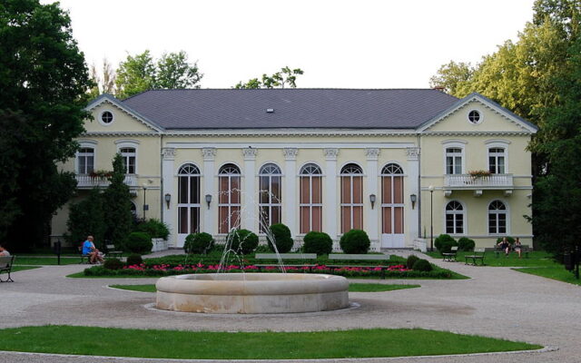Dom zdrojowy tzw. Kursaal, ob. pawilon Edward, Park Zdrojowy 2, Jelenia Góra - Cieplice / Fot. Innalna, Wikimedia Commons