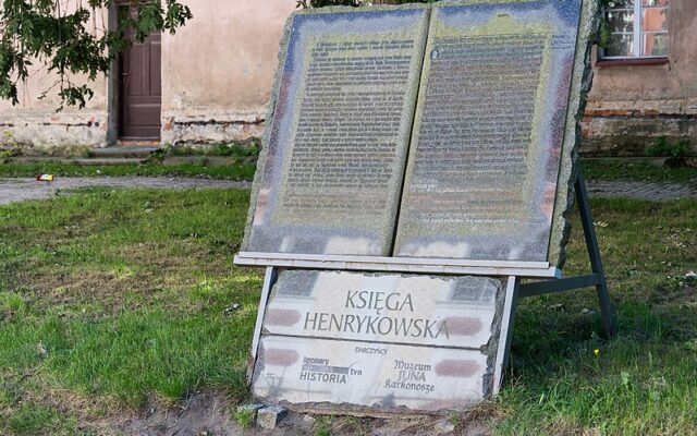 Pomnik księgi henrykowskiej / Fot. Jacek Halicki, Wikimedia Commons