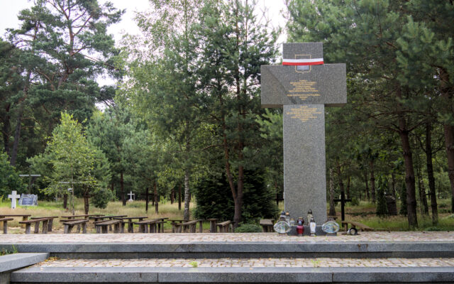 Pomnik „Pamięci Mieszkańców Ostrówek i Woli Ostrowieckiej pomordowanych w sierpniu 1943 r.”, fot.: Piotra Mateusz Bobołowicz