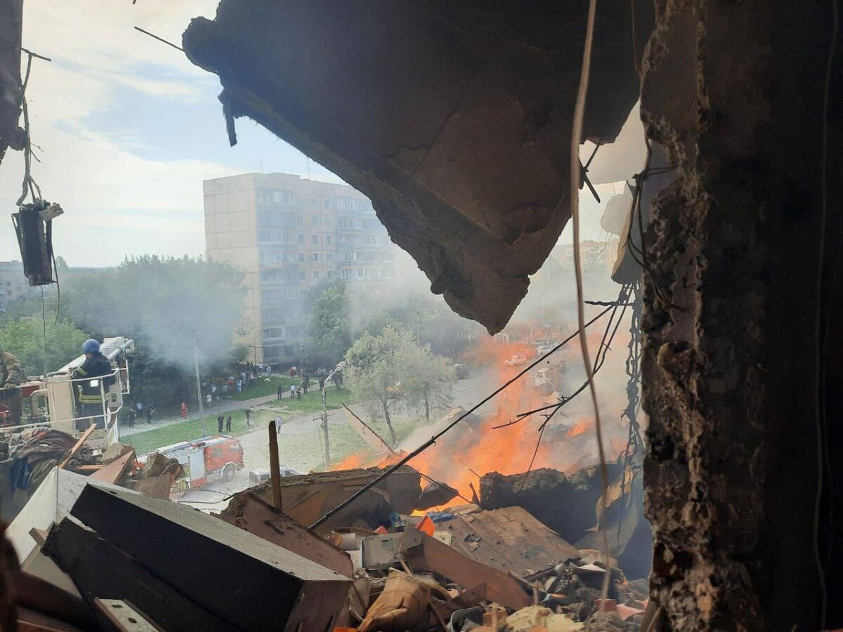 Konsekwencje trafienia rosyjskiej rakiety w blok mieszkalny w Krzywym Rogu, 31.07.2023 r., fot. Andrij Jarmak, szef Kancelarii Prezydenta Ukrainy.