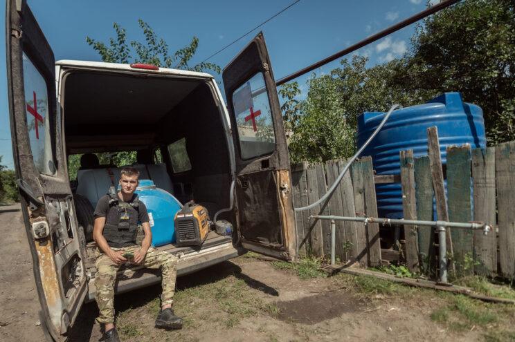Bohdan, wolontariusz, miejsce zrzutu wody, obwód doniecki, Ukraina, sierpień 2023 r., fot. Sebastian Płocharski, archiwum własne.