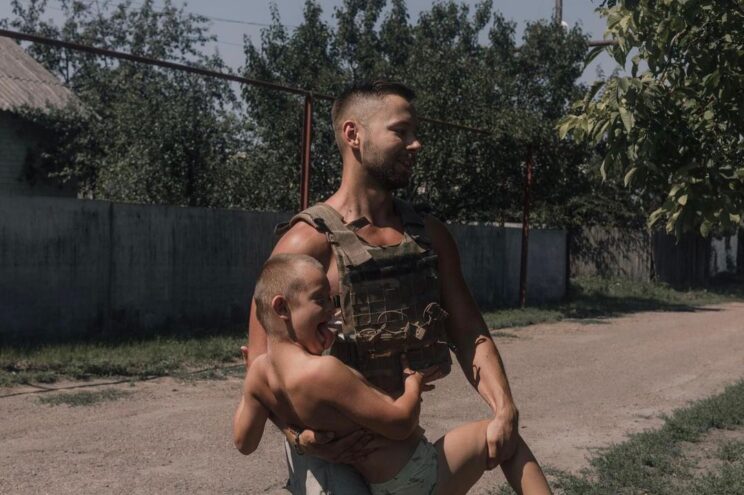 Kuba Stasiak i Serhij, który mieszka na Donbasie, 10 km od linii frontu, 2023 r., fot. Archiwum prywatne Kuby Stasiaka ( www.instagram.com/czarneowcekuby/ ).
