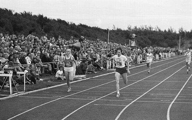 Irena Szewińska pokonuje  Karlę Bodendorff ( NRD) w biegu na 200 metrów/ Fot. Bert Verhoeff for Anefo, Wikimedia Commons