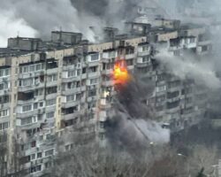 Blok mieszkalny w Kijowie po rosyjskim ostrzale rakietowym | fot. TCH