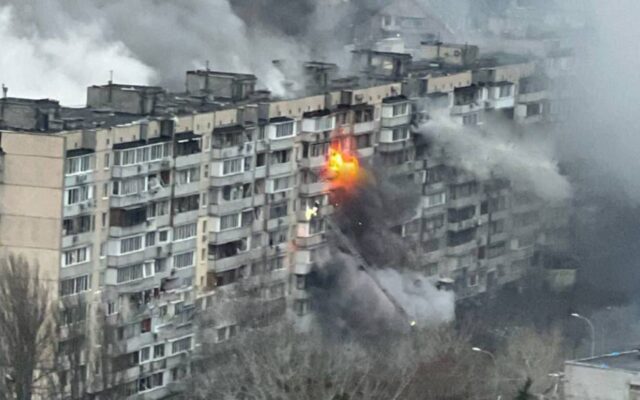 Blok mieszkalny w Kijowie po rosyjskim ostrzale rakietowym | fot. TCH
