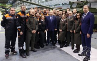 Władimir Putin i pracownicy zakładu przemysłu zbrojeniowego, fot kremlin.ru