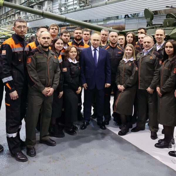 Władimir Putin i pracownicy zakładu przemysłu zbrojeniowego, fot kremlin.ru